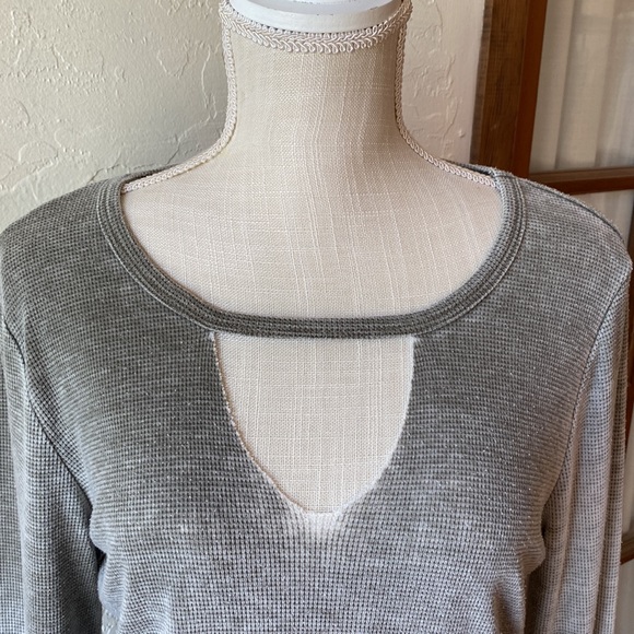 🎉 NEW 🎉 ANOTHER LOVE UNIQUE KEY HOLE TOP‼️ - Picture 3 of 12